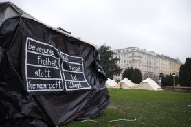 "Bewegungsfreiheit statt Fremdenrecht - kein Mensch ist illegal" - Transparent am Camp der Geflüchteten