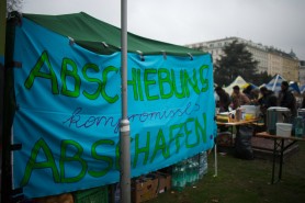 "Abschiebung kompromisslos abschaffen" - Transparent am Camp der Geflüchteten
