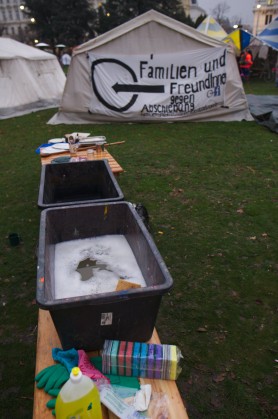 Die Waschstrasse im Camp der Geflüchteten: Hier wird nach dem Essen abgewaschen